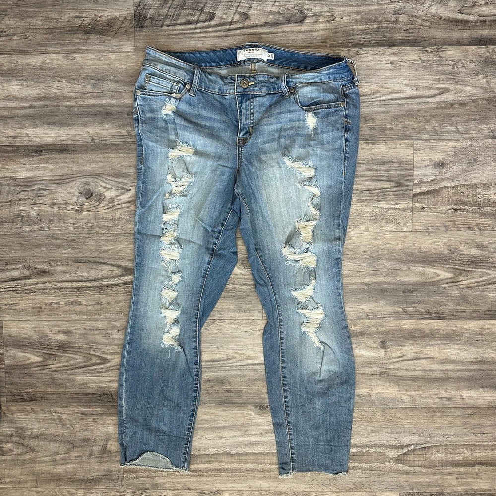 Torrid demin jeans light wash distressed size 12